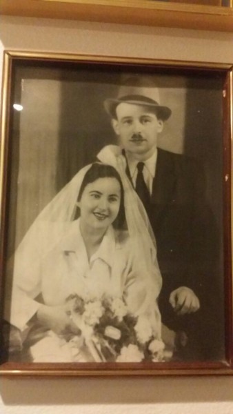 תמונת הנישואין של מרים ומנשה הרשקוביץ התלויה בחדר העבודה של ויקי אייל